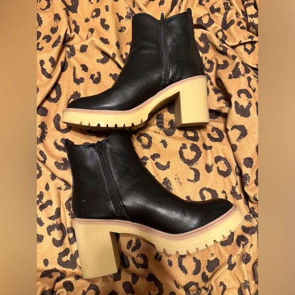 Dolce Vita Chunky Ankle Boot - Picture 3 of 3
